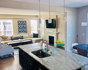 Spacious Townhome close to the Twin Cities, lakes, shopping and restaurants. - Inver Grove Heights - Wohnzimmer