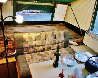 Luxury, heated wood-floored tent. Spectacular view, running hot water & Wi Fi - 란니들로스 - 레스토랑