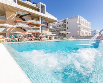 Aparthotel Odissea Park - Santa Susana - Piscina