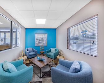 Days Inn by Wyndham Fredericksburg North - Fredericksburg - Lounge