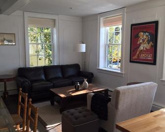 Apartment In Historic 1785 Thomas Jenkins House - Hudson - Living room