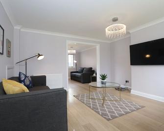 Dunfermline - Luxury 3 bedroom 2 bathroom detached house with garden - Dunfermline - Living room