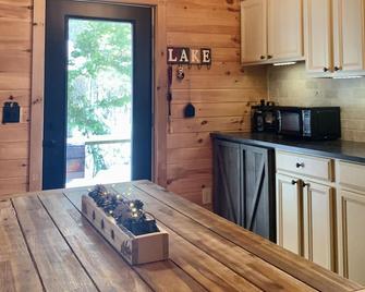Romantic Cabin Nestled In The Woods In Blue Mountain Lake. - Blue Mountain Lake - Kitchen
