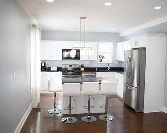 Urban Retreat:wfh-Friendly Haven Outside Of Boston - Brockton - Kitchen
