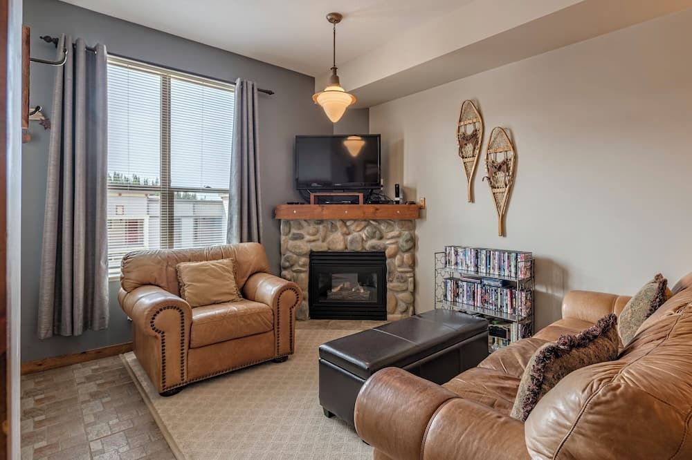 Ground floor condo in Creekside with King Bed in Master, deck w/bike storage - Vernon - Soggiorno