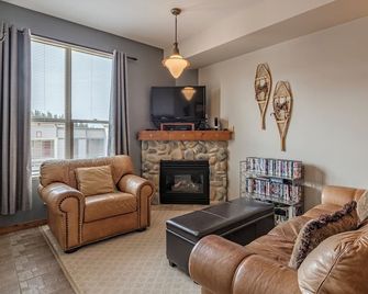 Ground floor condo in Creekside with King Bed in Master, deck w/bike storage - Vernon - Soggiorno