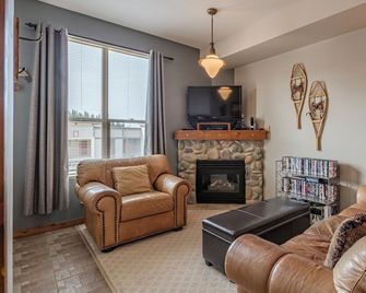 Ground floor condo in Creekside with King Bed in Master, deck w/bike storage - Vernon - Soggiorno