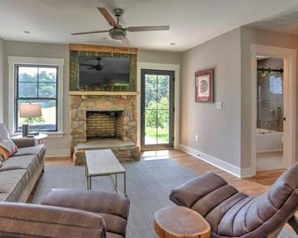 Charming Farmhouse Hot Tub Three Acres - Candler - Ruang tamu