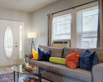 Stylish home Garage Walk to Lake Minutes from Airport - Saint Francis - Sala de estar