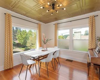 5 min walk to downtown! Newly renovated with original hardwoods and clawfoot tub - 로즈버그 - 다이닝룸