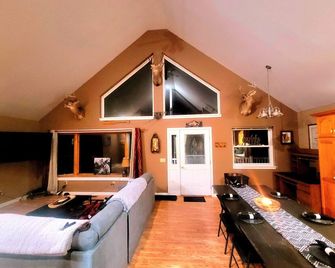 Big Buck Lodge - Millersburg - Living room
