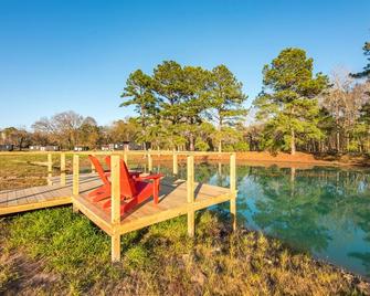 Five Spice Powder 2 mins to Lake Conroe! Heated Pool, Stocked Ponds, Cute Pygmy Goats - Willis - Pool