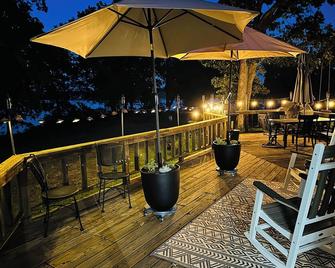Peaceful lakeside cabin with amazing views, private fishing & swimming dock - Wagoner - Balcony