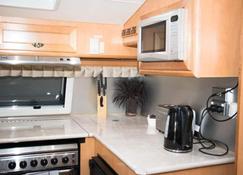 Longford Riverside Caravan Park - Longford - Kitchen