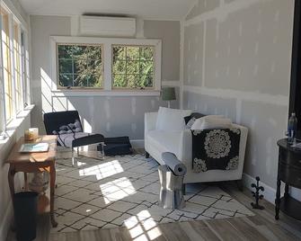 Beautiful, Renovated Private Beach House, One Block from Bay - Jamesport - Living room