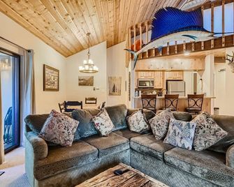 Eagle on Skis -Cozy 3 BDR Home Walk to Ski Lifts - Breckenridge - Living room