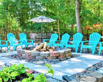 King beds Hot Tub Arcade Luxury Showers - Kernersville - Patio