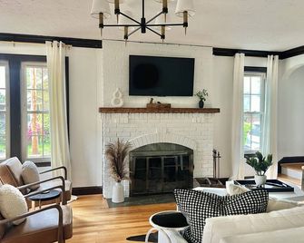 The Designers Den-Sleeps 10, Pets Ok, 5min To Ihfc & Hpu, Emerywood! - High Point - Living room