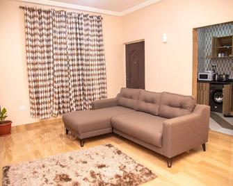 Captivating 1-bed Apartment in Tema, com 25 - Tema - Living room