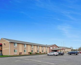 Friends Getaway! 2 Spacious Units, Free Parking, Minutes to Gillette Stadium! - Foxborough - Budova