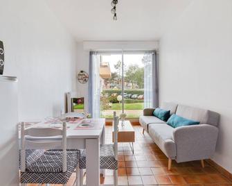Simplistic Holiday Home in Grandcamp with Garden - Grandcamp-Maisy - Wohnzimmer