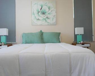 Close 2 Shore️ | Sleeps 4 W/ Beach Views - Biloxi - Bedroom