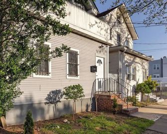 Spacious Cozy Retreat, Sleeps 10, Near Nyc & Ewr - Newark