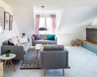 Sohana Lifestyle Apartments I Leilani's & Saskia's Home I Rust - Rust - Living room