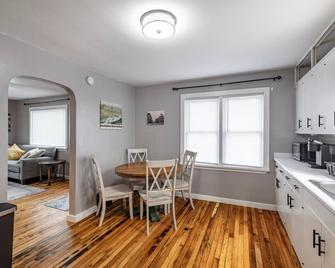 Charming 2-bedroom house in lovely La Crosse, minutes from downtown area - La Crosse - Dining room