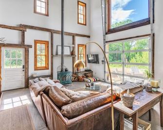 Mountain Cabin: Vintage Charm Meets Modern Luxury 2 Bedroom Home by RedAwning - Independence - Living room