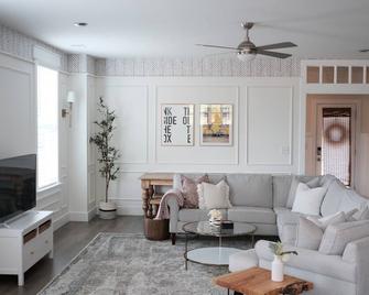 Brand New Downtown Home! - Nashville - Oturma odası