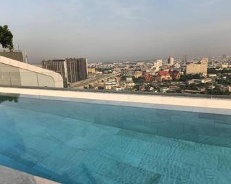 High Rise condominium with outdoor pool with view on rooftop. - Bangkok - Pool