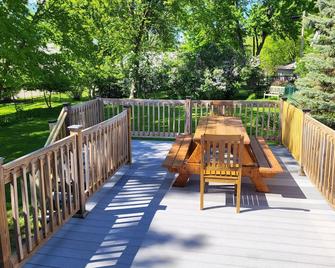 3-Bedroom House Steps From Town and Waterfront! - Green Lake - Balcón