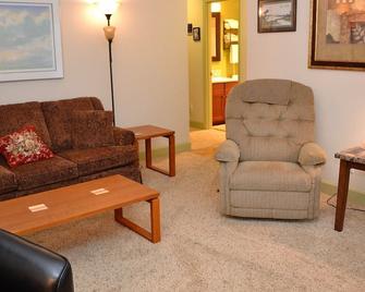 2Bd/1Ba Newly Remodeled Condo 2 blocks to Beach/Convention Ctr/Downtown - Seaside - Living room