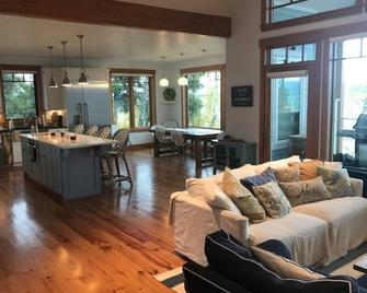 Flathead Lake Waterfront Getaway - Polson - Living room