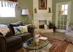 Bed and Breakfast in a quiet country setting - Malakoff - Living room