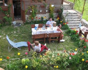 Elga´s Punk Rock Hostel - Vama Veche - Innenhof