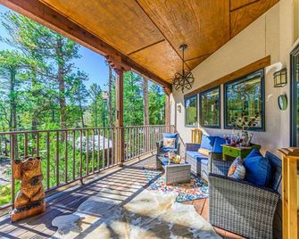 Beehive Treehouse: River Views/HT/Walk to Midtown! - Ruidoso - Balcón