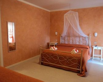 Bed & Breakfast Giardini Di Corte - Toscolano Maderno - Спальня