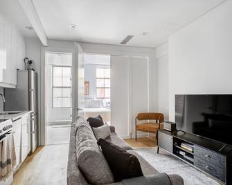 Gorgeous LES 2BR w/ W/D, walk to SoHo & Nolita, by Blueground - ניו יורק - סלון