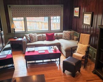Sleeps 10 - 3 bedroom house all to yourself - Lambertville - Living room