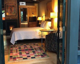 Beautiful and Lush Hidden Wisteria Getaway - Alameda - Bedroom