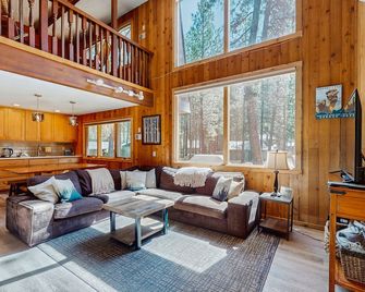 Dog-friendly cabin with pool, sauna, private hot tub, & great deck - Black Butte Ranch - Living room