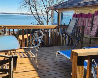 Two Bedroom Cottage with Great Lake Views! - Stoughton - Balcony