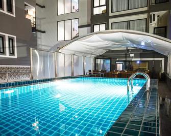 Triple B Boutique Residence - Si Racha - Piscina