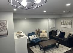 Luxurious and modern one bedroom basement suite. - Brampton - Sala de estar