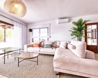 Casa Guayre - Private Pool, Bbq, Air-Con And Ping-Pong By Lanzarote Vacation Homes - Puerto Calero - Living room