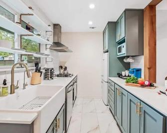 SoCo Oasis Retreat Relax in Comfort - Austin - Kitchen