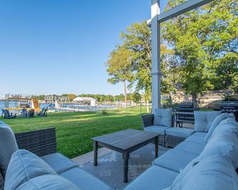 2 Large lakehouses -Both can be rented for large groups - Mabank - Patio