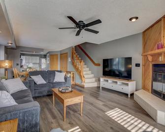 Family Dreams Condo at Lighthouse Cove - Lake Delton - Living room